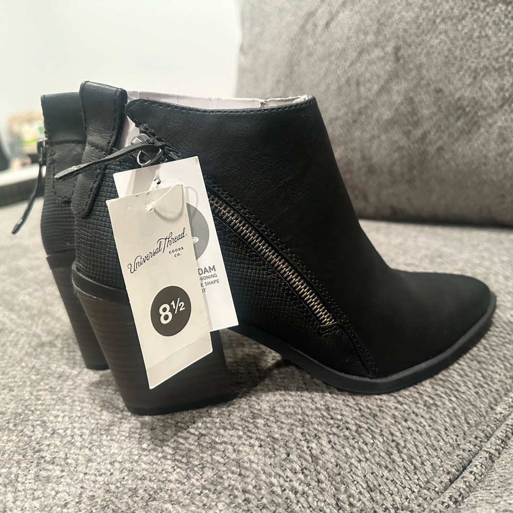 Universal Thread booties